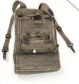 80mm Granatwerfer 34 der Wehrmacht, Rückenpolster zum Tragen des Zweibeins. Metallteile überlackiert, blaues Grundmaterial, stark getragen