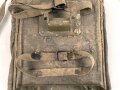 80mm Granatwerfer 34 der Wehrmacht, Rückenpolster zum Tragen des Zweibeins. Metallteile überlackiert, blaues Grundmaterial, stark getragen