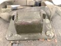 80mm Granatwerfer 34 der Wehrmacht, Rückenpolster zum Tragen des Zweibeins. Metallteile überlackiert, blaues Grundmaterial, stark getragen