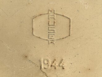 Mauser Werke, geripptes Metallfaß mit zugehörigem Deckel. Durchmesser etwa 38cm, Höhe 69cm. Originallack, datiert 1944