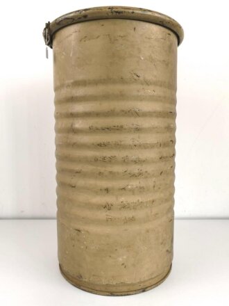 Mauser Werke, geripptes Metallfaß mit zugehörigem Deckel. Durchmesser etwa 38cm, Höhe 69cm. Originallack, datiert 1944