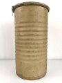 Mauser Werke, geripptes Metallfaß mit zugehörigem Deckel. Durchmesser etwa 38cm, Höhe 69cm. Originallack, datiert 1944