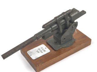 Modell einer Flak Kanone aus Metall, montiert auf einem Holzsockel, Plakette eines " Uffz. Korps von 1939" Maße der Holzplatte 9 x 18cm