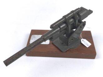 Modell einer Flak Kanone aus Metall, montiert auf einem Holzsockel, Plakette eines " Uffz. Korps von 1939" Maße der Holzplatte 9 x 18cm