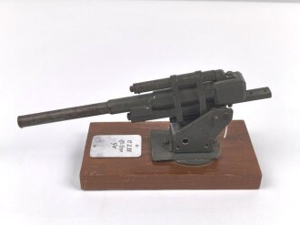 Modell einer Flak Kanone aus Metall, montiert auf einem Holzsockel, Plakette eines " Uffz. Korps von 1939" Maße der Holzplatte 9 x 18cm