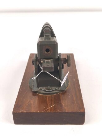 Modell einer Flak Kanone aus Metall, montiert auf einem Holzsockel, Plakette eines " Uffz. Korps von 1939" Maße der Holzplatte 9 x 18cm