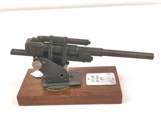 Modell einer Flak Kanone aus Metall, montiert auf einem Holzsockel, Plakette eines " Uffz. Korps von 1939" Maße der Holzplatte 9 x 18cm