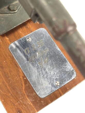 Modell einer Flak Kanone aus Metall, montiert auf einem Holzsockel, Plakette eines " Uffz. Korps von 1939" Maße der Holzplatte 9 x 18cm