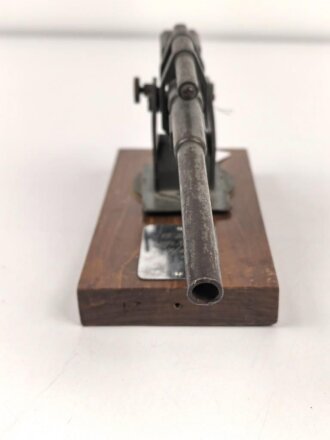 Modell einer Flak Kanone aus Metall, montiert auf einem Holzsockel, Plakette eines " Uffz. Korps von 1939" Maße der Holzplatte 9 x 18cm