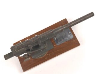 Modell einer Flak Kanone aus Metall, montiert auf einem Holzsockel, Plakette eines " Uffz. Korps von 1939" Maße der Holzplatte 9 x 18cm