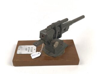 Modell einer Flak Kanone aus Metall, montiert auf einem Holzsockel, Plakette eines " Uffz. Korps von 1939" Maße der Holzplatte 9 x 18cm