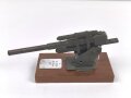 Modell einer Flak Kanone aus Metall, montiert auf einem Holzsockel, Plakette eines " Uffz. Korps von 1939" Maße der Holzplatte 9 x 18cm