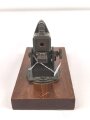 Modell einer Flak Kanone aus Metall, montiert auf einem Holzsockel, Plakette eines " Uffz. Korps von 1939" Maße der Holzplatte 9 x 18cm