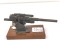 Modell einer Flak Kanone aus Metall, montiert auf einem Holzsockel, Plakette eines " Uffz. Korps von 1939" Maße der Holzplatte 9 x 18cm