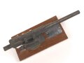 Modell einer Flak Kanone aus Metall, montiert auf einem Holzsockel, Plakette eines " Uffz. Korps von 1939" Maße der Holzplatte 9 x 18cm