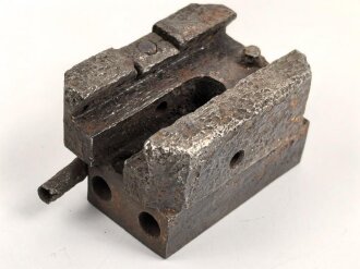 Aufnahme für den Richtaufsatz 35 für 8 cm Granatwerfer 34 der Wehrmacht. Kommt seitlich ans Zweibein. Narbiger Bodenfund