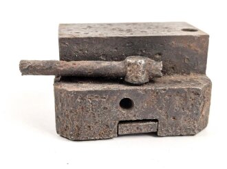 Aufnahme für den Richtaufsatz 35 für 8 cm Granatwerfer 34 der Wehrmacht. Kommt seitlich ans Zweibein. Narbiger Bodenfund