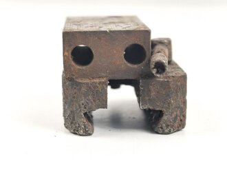 Aufnahme für den Richtaufsatz 35 für 8 cm Granatwerfer 34 der Wehrmacht. Kommt seitlich ans Zweibein. Narbiger Bodenfund