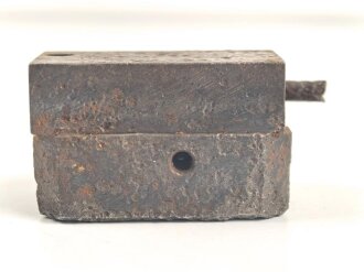 Aufnahme für den Richtaufsatz 35 für 8 cm Granatwerfer 34 der Wehrmacht. Kommt seitlich ans Zweibein. Narbiger Bodenfund