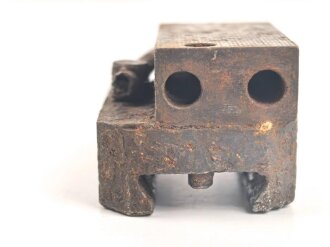 Aufnahme für den Richtaufsatz 35 für 8 cm Granatwerfer 34 der Wehrmacht. Kommt seitlich ans Zweibein. Narbiger Bodenfund