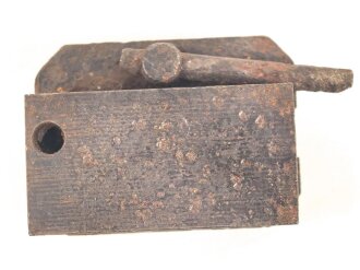 Aufnahme für den Richtaufsatz 35 für 8 cm Granatwerfer 34 der Wehrmacht. Kommt seitlich ans Zweibein. Narbiger Bodenfund