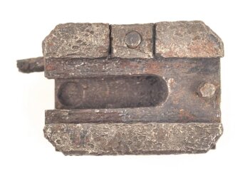 Aufnahme für den Richtaufsatz 35 für 8 cm Granatwerfer 34 der Wehrmacht. Kommt seitlich ans Zweibein. Narbiger Bodenfund