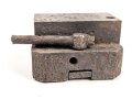 Aufnahme für den Richtaufsatz 35 für 8 cm Granatwerfer 34 der Wehrmacht. Kommt seitlich ans Zweibein. Narbiger Bodenfund