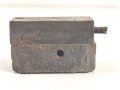 Aufnahme für den Richtaufsatz 35 für 8 cm Granatwerfer 34 der Wehrmacht. Kommt seitlich ans Zweibein. Narbiger Bodenfund