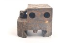 Aufnahme für den Richtaufsatz 35 für 8 cm Granatwerfer 34 der Wehrmacht. Kommt seitlich ans Zweibein. Narbiger Bodenfund