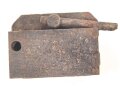 Aufnahme für den Richtaufsatz 35 für 8 cm Granatwerfer 34 der Wehrmacht. Kommt seitlich ans Zweibein. Narbiger Bodenfund