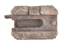 Aufnahme für den Richtaufsatz 35 für 8 cm Granatwerfer 34 der Wehrmacht. Kommt seitlich ans Zweibein. Narbiger Bodenfund