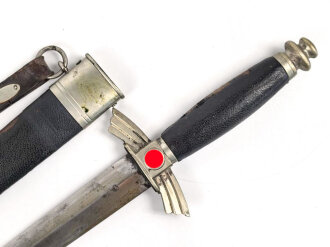 Fliegerdolch für Angehörige des Deutschen Luftsport Verband DLV.  Die Klinge von SMF Solingen. Die Belederung Original, die Hakenkreuze vollständig emailliert. Ungereinigtes Stück