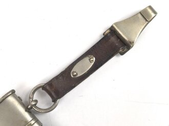 Fliegerdolch für Angehörige des Deutschen Luftsport Verband DLV.  Die Klinge von SMF Solingen. Die Belederung Original, die Hakenkreuze vollständig emailliert. Ungereinigtes Stück