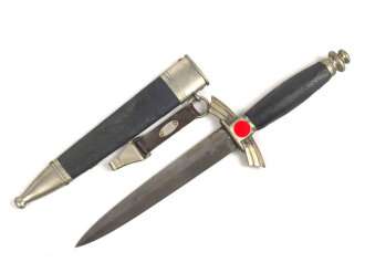 Fliegerdolch für Angehörige des Deutschen Luftsport Verband DLV.  Die Klinge von SMF Solingen. Die Belederung Original, die Hakenkreuze vollständig emailliert. Ungereinigtes Stück