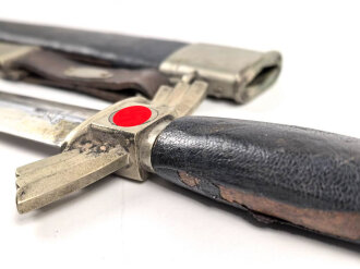 Fliegerdolch für Angehörige des Deutschen Luftsport Verband DLV.  Die Klinge von SMF Solingen. Die Belederung Original, die Hakenkreuze vollständig emailliert. Ungereinigtes Stück