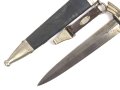 Fliegerdolch für Angehörige des Deutschen Luftsport Verband DLV.  Die Klinge von SMF Solingen. Die Belederung Original, die Hakenkreuze vollständig emailliert. Ungereinigtes Stück