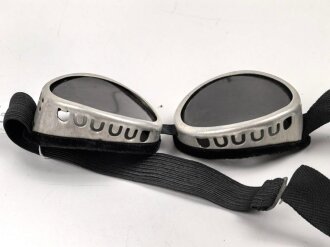 Getönte Brille mit Aluminiumrahmen, sieht man so immer wieder auf Fotos bei Angehörigen der Gebirgstruppe.