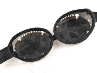 Getönte Brille mit Aluminiumrahmen, sieht man so immer wieder auf Fotos bei Angehörigen der Gebirgstruppe.