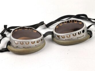 Getönte Brille mit Aluminiumrahmen, sieht man so...