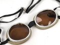 Getönte Brille mit Aluminiumrahmen, sieht man so immer wieder auf Fotos bei Angehörigen der Gebirgstruppe.