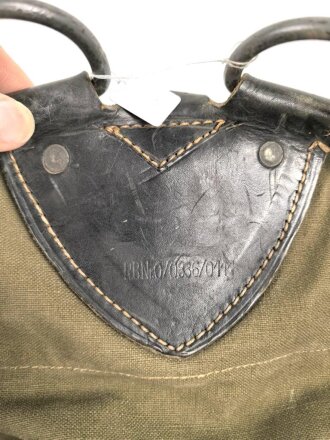 Rucksack für Gebirgstruppen der Wehrmacht, getragenes Stück mit Reichsbetriebsnummer. Die Lederriemen zum Teil angetrocknet