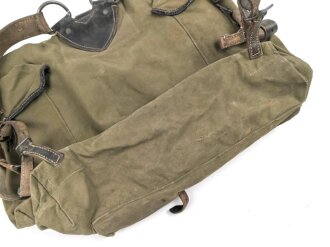 Rucksack für Gebirgstruppen der Wehrmacht, getragenes Stück mit Reichsbetriebsnummer. Die Lederriemen zum Teil angetrocknet