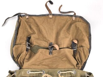 Rucksack für Gebirgstruppen der Wehrmacht, getragenes Stück mit Reichsbetriebsnummer. Die Lederriemen zum Teil angetrocknet