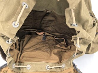 Rucksack für Gebirgstruppen der Wehrmacht, getragenes Stück mit Reichsbetriebsnummer. Die Lederriemen zum Teil angetrocknet