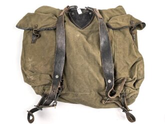 Rucksack für Gebirgstruppen der Wehrmacht, getragenes Stück mit Reichsbetriebsnummer. Die Lederriemen zum Teil angetrocknet