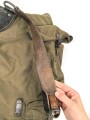 Rucksack für Gebirgstruppen der Wehrmacht, getragenes Stück mit Reichsbetriebsnummer. Die Lederriemen zum Teil angetrocknet