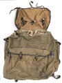Rucksack für Gebirgstruppen der Wehrmacht, getragenes Stück mit Reichsbetriebsnummer. Die Lederriemen zum Teil angetrocknet