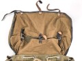 Rucksack für Gebirgstruppen der Wehrmacht, getragenes Stück mit Reichsbetriebsnummer. Die Lederriemen zum Teil angetrocknet