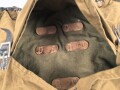 Rucksack für Gebirgstruppen der Wehrmacht, getragenes Stück mit Reichsbetriebsnummer. Die Lederriemen zum Teil angetrocknet