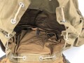 Rucksack für Gebirgstruppen der Wehrmacht, getragenes Stück mit Reichsbetriebsnummer. Die Lederriemen zum Teil angetrocknet